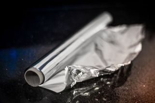 Ušetří za topení, zesílí wi-fi a nabrousí nůžky. Vychytávky, k čemu všemu lze využít alobal - Proženy.cz