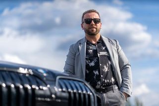 Život v exekučním stínu 2026: Exekutor vám legálně vyrazí dveře, i když v bytě nemáte trvalý pobyt - Médium.cz