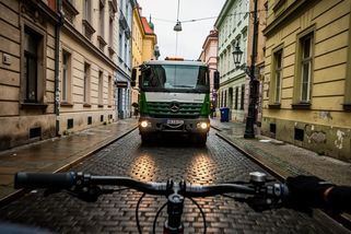 Popeláři v opačném směru jednosměrky: Kontroverzní případ s cyklistou rozdělil český internet. Víme, kde je pravda - Garáž.cz