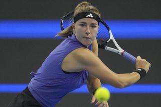 Olympijská vítězka na kolenou. Dobře promazaný stroj značky Muchová už je ve finále - Sport.cz