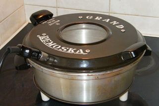 Remoska existuje už přes 60 let. Tahle retro vychytávka je znovu v kurzu, ocení ji nejen chalupáři - Médium.cz