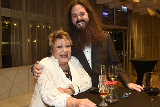 Jiřina Bohdalová (90) je pořád ve formě. Na oslavě narozenin Františka Janečka (77) se pochlubila zarostlým vnukem - Super.cz