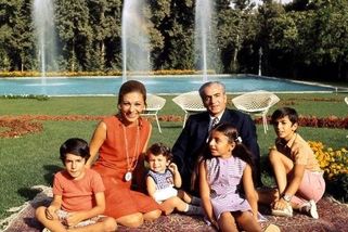 Poslední velekrál Íránu se vyžíval v luxusu. Než ho svrhli islamisté, nechal si vozit jídlo z Paříže - Médium.cz