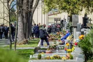 Lidé nevěří policejní verzi o smrti romského muže. Na pietní akci padaly názory, které vás donutí k zamyšlení - Přehledně 24