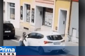 Nové video z Teplic: Rom před policejním zákrokem mlátil hlavou do auta, pak odpadl