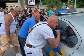 Demonstranty za zemřelého Roma v Teplicích zastavily u policejní stanice zátarasy a déšť - Novinky