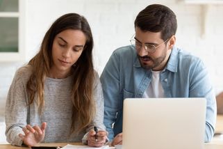 Všechno hezky napůl aneb Když ve vztahu víc počítáte, než žijete. Lásko, kolik mi dlužíš? - Proženy.cz