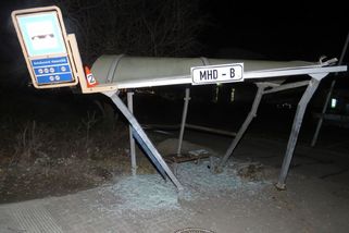 Motorista v Krnově sejmul zastávku a ujel. Pátrá po něm policie - Novinky