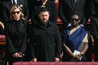 Zelenskyj vzácně odložil mikinu. Na papežově pohřbu sklidil bouřlivý potlesk