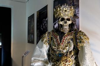 Laborant z plzeňské patologie obléká kostlivce do barokních hávů - Novinky