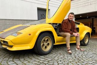 Světla lze měnit podle nálady, říká majitel unikátní slovenské repliky Lamborghini Countach. Nyní je na prodej
