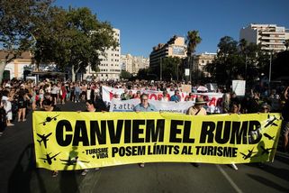 Váš luxus, naše bída! Desítky tisíc lidí na Mallorce protestovaly proti turistům - Novinky