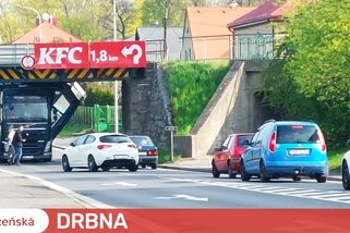 Další nepozorný řidič nechal "skalpovat" svůj kamion pod nechvalně proslulým železničním mostem