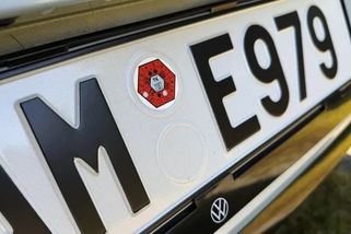 Červené nálepky potvrzující platnost STK končí. Řidiči musí pro přesný termín na internet