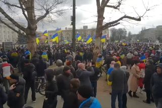 Lidé ve městech obsazených Rusy masivně protestují proti „osvoboditelům“ - Novinky