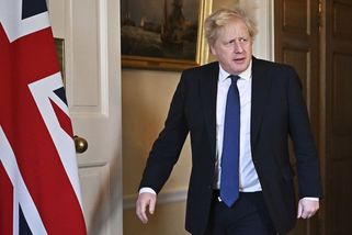 Johnson tvrdě tlačí na odstřižení Ruska od systému SWIFT, Německo je proti - Novinky