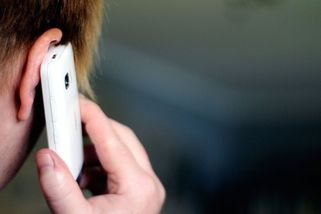 Stát neoprávněně hromadí informace o tom, komu, kdy a odkud voláte, rozhodl soud - Novinky