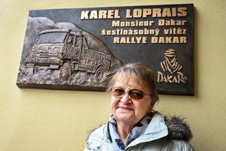 Legenda Rallye Dakar Karel Loprais má ve Frenštátě pod Radhoštěm pamětní desku | ČeskéNoviny.cz