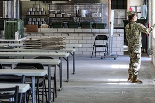 Afghánec pobouřil Američany fotkou jídla z tábora - Novinky