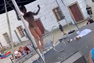 Před dětmi se v Třebíči kroutila téměř nahá žena. Akce zajímá policii - Novinky