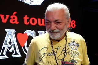 Daniel Hůlka hubne před očima: Legendární Dracula ztratil bříško, je jak vyžle a visí na něm oblečení - Super.cz