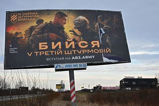 Obrazem: Co se píše na billboardech, které lákají Ukrajince do armády - Seznam Zprávy