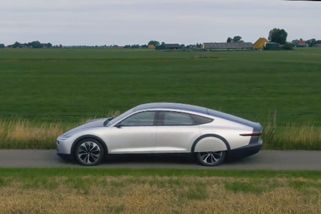 Sen se stává realitou? Tohle auto umí jezdit zadarmo, má to ale háček