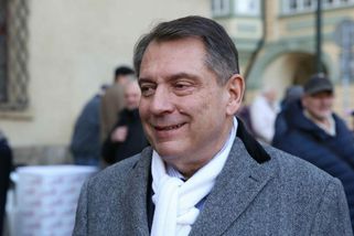 Paroubek promluvil lámanou angličtinou a koupil dc...