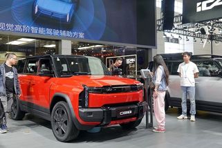 Hořící baterii doslova vystřelí vedle sebe. Čínské SUV na videu šokuje - Novinky