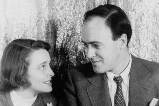 Uměl svahilsky, létal v RAF, vychoval pět dětí a psal knihy. Takový byl Roald Dahl