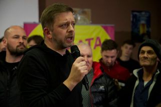 Podporujete fašisty na Ukrajině. Dav v Karv...