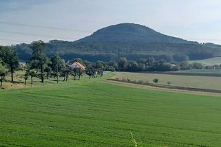 Pár kilometrů od Řípu vznikne dopravní terminál s parkovištěm pro tři tisíce aut - Novinky