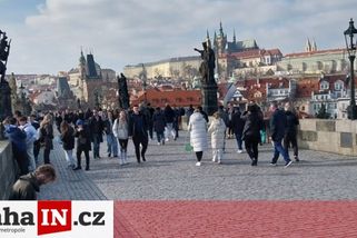 prahain.cz/zivot-ve-meste/cizinka-dala-zebrakovi-na-karlove-moste-500-eur-17397.html