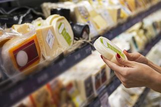 V supermarketech odhalili nebezpečný sýr. Nejezte ho, varuje inspekce