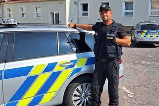 Policista na koupališti oživoval tonoucího desetiletého chlapce, v práci se ani nepochlubil - Novinky