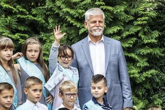 Ve škole se ukrývají poklady, řekl Pavel prvňákům v Kladně a dal jim šerpu - Novinky