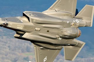 Nejdražší armádní zakázka v historii ČR je podepsána. Kolik dáme za americké stíhačky?