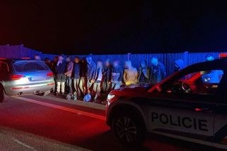 Z osobního auta vystoupilo na Frýdecko-Místecku šestnáct migrantů - Novinky