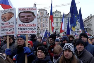 Nezralí lidé by neměli být ve vysokých funkcích, vzkazovali vládě lidé na Staroměstském náměstí - Novinky