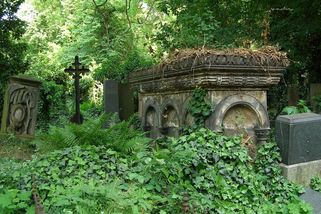 Neznámá místa Prahy: U hrobek na Olšanských hřbitovech pocítíte úctu i mrazení v zádech - Médium.cz