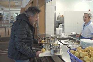 Lidé chodí na obědy do školních jídelen. Ušetří tisíce korun