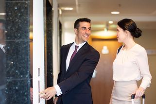 Jako první nastupuje žena. I obyčejná jízda výtahem prověří slušné vychování. Dejte pozor na vzdálenost dvou kroků - Proženy.cz