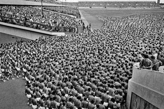 Spartakiáda: symbióza dobrovolné i nucené organizace cvičení, nákupy a sex - Médium.cz