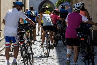 Fotky: Když kola ucpou město. Třeboň znovu zažívá cyklistické peklo - Seznam Zprávy