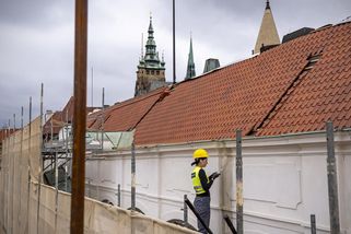 FOTO: Panorama Hradu se barví dozelena, dělníci mají záchod s nejlepším výhledem v republice - Novinky