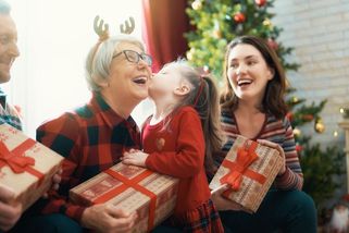 Co nadělit mamince i babičce? Tyhle dárky je určitě potěší! - Proženy.cz