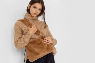 Péřové, teddy i s kožíškem: Tohle jsou nej kabelky na zimu - Proženy.cz