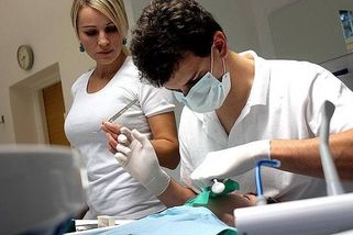 Češi marně shánějí zubaře. Na ošetření jezdí lidé i přes sto kilometrů daleko