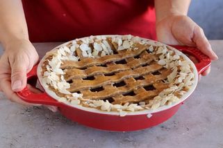 Jednoduchý video trik, díky kterému si na mřížku na koláč troufne opravdu každý | Apetit