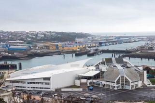 Francie zastavila ruskou nákladní loď s auty - Novinky